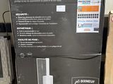 une boîte posée par terre à côté d'autres boîtes
