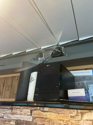 un téléviseur posé sur une étagère dans une pièce