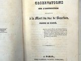 un livre ouvert, muni d'une étiquette, posé sur une table