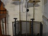 deux lampes posées sur une table dans une pièce