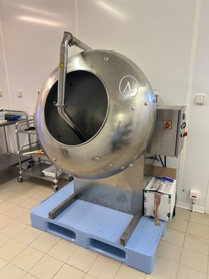 un gros objet métallique posé sur une palette bleue dans une pièce