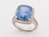 une image d'une bague en saphir bleu et diamant sur fond blanc