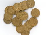 une pile de pièces d'or sur une surface blanche