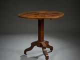 une petite table avec un plateau et un piètement en bois