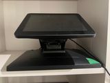 une tablette posée sur une étagère dans un placard
