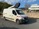 une camionnette blanche garée sur le parking