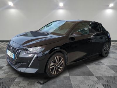 la voiture noire est garée sur un sol en damier dans le garage