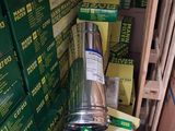 une pile de cartons et un tuyau métallique dans une pièce