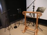 deux microphones et un pied dans une pièce