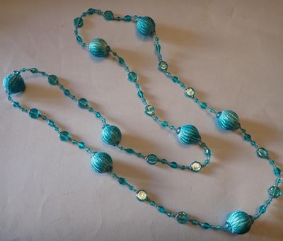 un long collier bleu orné de perles