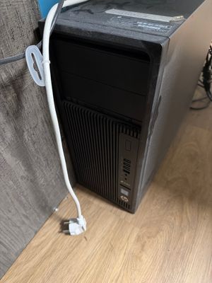 un ordinateur posé sur un bureau, branché par un câble