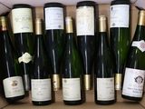 plusieurs bouteilles de vin dans une caisse sur la table