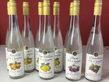 six bouteilles de vin blanc sont alignées sur un comptoir