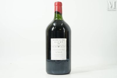une bouteille de vin posée sur une table