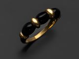 une image représentant une bague en or ornée de perles d'onyx noir