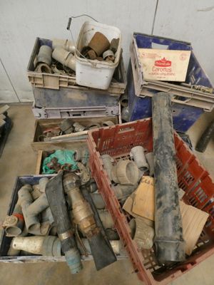 une pile d'objets hétéroclites posés sur le sol