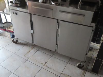 une image d'une cuisine avec beaucoup d'espace de travail