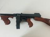 une photo d'un pistolet jouet accroché au mur