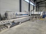 l'image d'une machine située à l'intérieur d'un bâtiment