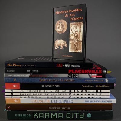 many books stacked on top of each other on a table