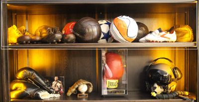 de nombreux types de ballons de sport exposés dans une vitrine