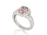 une bague en or blanc sertie d'un diamant rose
