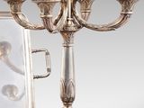 un candélabre en argent et un candélabre en argent posés sur une table