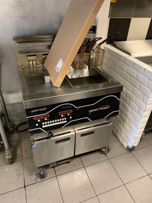 une photo d'une cuisine professionnelle équipée d'une cuisinière et d'un lave-vaisselle
