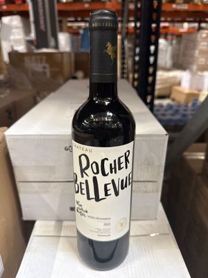 une bouteille de vin posée sur une table