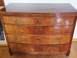 une photo d'une commode en bois dans un salon