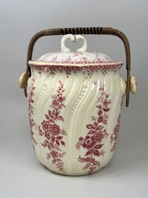 une image représentant un vase rouge et blanc muni d'une anse