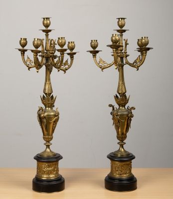 Paire de candélabres à six lumières en bronze ciselé et doré…
