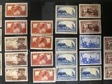 plusieurs types de timbres exposés dans une vitrine