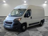la camionnette blanche est garée sur un sol carrelé en damier
