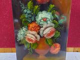 une photo d'un vase contenant des fleurs