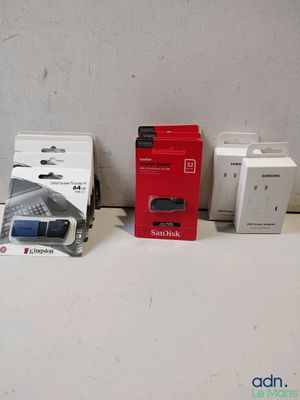 deux boîtes de manettes Nintendo Wii posées l'une à côté de l'autre sur une table