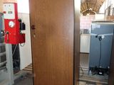 un grand réfrigérateur posé sur une palette dans un entrepôt