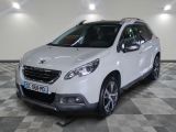 la voiture blanche est garée dans le garage sur un sol en damier