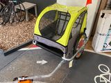 une remorque pour vélo d'enfant fixée à une remorque de vélo