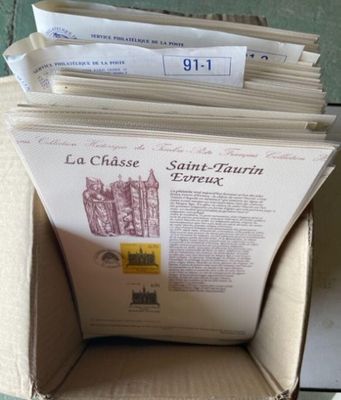 une boîte en carton contenant un tas de papiers