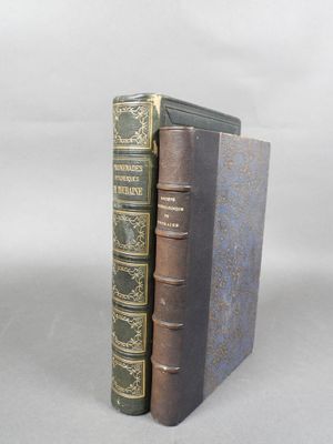 deux livres sont empilés sur une table