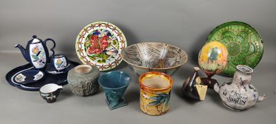 de nombreux types de poteries sont exposés sur la table