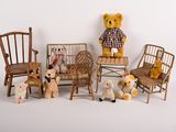 de nombreuses peluches posées sur les chaises de la pièce