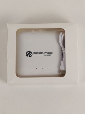 une boîte blanche sur laquelle figure un logo en noir et blanc