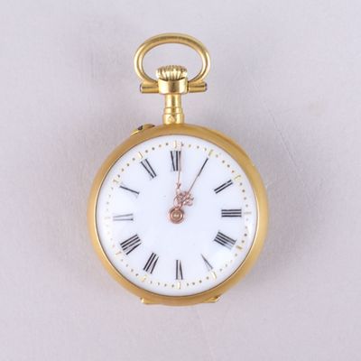 une montre de poche en or avec des chiffres romains