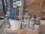 de nombreux pots de peinture posés sur un chariot dans un entrepôt