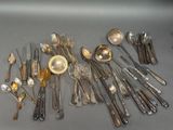 beaucoup de cuillères et de couteaux à cuillère sur la table