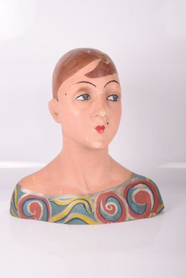 une tête de femme en céramique sur un fond blanc