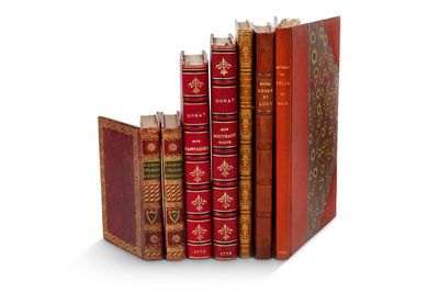 beaucoup de livres empilés les uns sur les autres sur une étagère