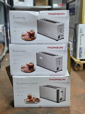 trois boîtes de grille-pain empilées les unes sur les autres sur une table